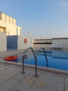 - une piscine avec un gonflable rouge dans l'établissement PRIVATE ROOM FOR BUSINESS EXECUTIVES BY MAUON TOURISM, à Dubaï