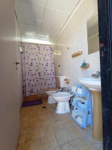 グアイマレンにあるAlojamiento Carmencitaのバスルーム(トイレ、洗面台付)