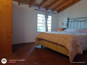 1 dormitorio con cama y ventana en Casa en Nueva Atlantis en Mar de Ajó