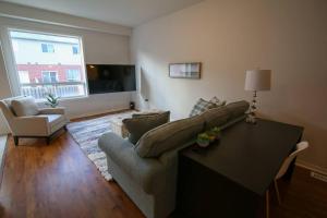 Posezení v ubytování Executive 3 Bedroom townhouse close to the Lake