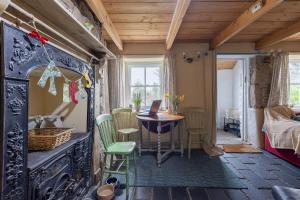 Zimmer mit einem Tisch und einem Laptop darauf in der Unterkunft Kitts Cottage Rural, Woodburner, King Size Bed in Redruth