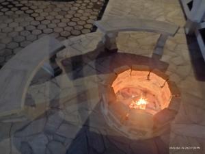 an overhead view of a fire pit in the floor at Pousada Chalés Vale Sereno in Camanducaia