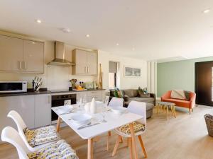 eine Küche und ein Wohnzimmer mit einem weißen Tisch und Stühlen in der Unterkunft 2 Bed in Alcester 88397 in Coughton