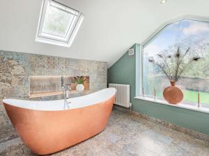 Koupelna v ubytování 4 Bed in Bakewell 87419 + 30 fotografií