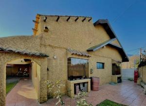 um grande edifício com um pátio em frente em Casa en Olmué em Olmué