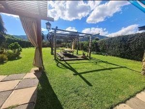 einen Garten mit einem Picknicktisch auf dem Rasen in der Unterkunft Casa en Olmué in Olmué