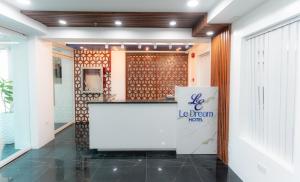 a lobby with a reception desk in a building at Le Dream Hotel in Anomang Mayor
