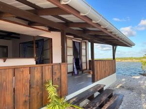 TiputaRangiroa Bliss的水边的木甲板房子