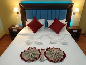 Una cama con almohadas rojas y blancas. en Green valley boutique en Paro