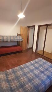 Habitación vacía con cama y espejo en Hostel Amarillo en San Ignacio