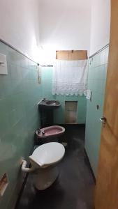 a bathroom with a toilet and a sink at Hostel Amarillo in San Ignacio