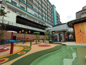 Bazén v ubytování Hotel Gren Alia Jakarta nebo v jeho okolí