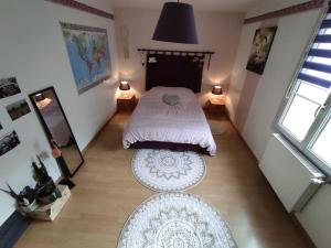1 dormitorio con cama, mesa y ventana en Chaleureuse maison de ville avec parking gratuit, en Chinon