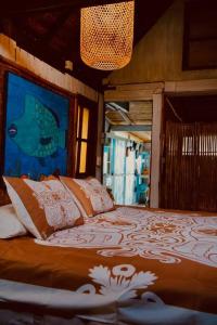 sypialnia z dużym łóżkiem w pokoju w obiekcie Fare Kirihai w mieście Teavaro