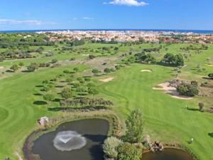 een uitzicht over een golfbaan met een vijver bij Appartement Cap d'Agde, 3 pièces, 6 personnes - FR-1-769-4 in Cap d'Agde