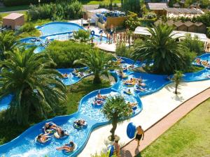 een luchtzicht op een zwembad in een waterpark bij Appartement Cap d'Agde, 3 pièces, 6 personnes - FR-1-769-4 in Cap d'Agde