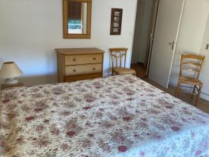 ein Schlafzimmer mit einem Bett, einer Kommode und einem Stuhl in der Unterkunft Appartement Le Lavandou, 2 pièces, 4 personnes - FR-1-308-185 in Le Lavandou