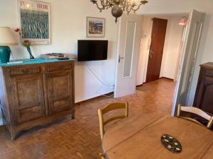 ein Esszimmer mit einem Tisch und einem Kühlschrank in der Unterkunft Appartement Le Lavandou, 2 pièces, 4 personnes - FR-1-308-185 in Le Lavandou