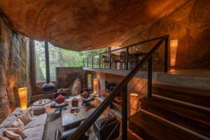 vista sul soffitto di un soggiorno con scala di The Cavern ad Agrapatana
