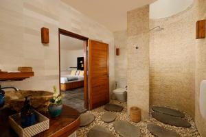 Koupelna v ubytování The Cove Bali by Nakula + 12 fotografií