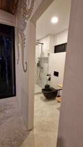 Habitación con baño con ducha y bañera. en Pandanus Lodge & Retreats, 