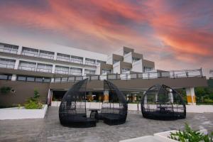 un edificio con un edificio con un cielo nublado en Raja Hotel Kuta Mandalika Resort & Convention en Kuta Lombok