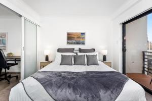 a bedroom with a large bed and a desk at City View 1br Gem On Mounts Bay Road in Perth