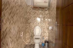 a bathroom with a white toilet in a room at Hotel Bonne Nuit in Labuan Bajo