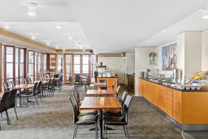 a restaurant with tables and chairs and a counter at City View 1br Gem On Mounts Bay Road in Perth