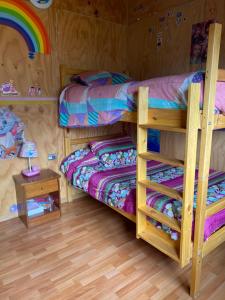 1 dormitorio con 2 literas y arco iris en Casa familiar Jocelyn, en Castro