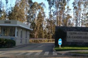 ein Polizeischild vor einem Gebäude in der Unterkunft Quebrada de la Candelaria III in Algarrobo