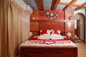 Ένα ή περισσότερα κρεβάτια σε δωμάτιο στο Kuruva Island Resort And Spa - By KABINI BREEZE, Wayanad
