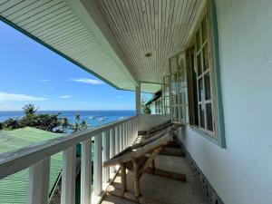 En balkong eller terrasse på Liberty's Community Lodge and Diving