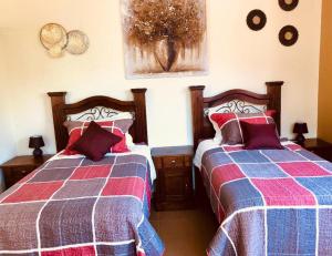 Duas camas sentadas uma ao lado da outra num quarto em Habitación Hermosa a 3 cuadras del Parque de Copán em Copán