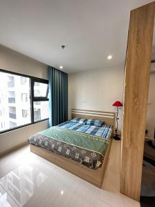 1 dormitorio con cama y ventana grande en Nàng Homestay, en Gia Lâm Pho