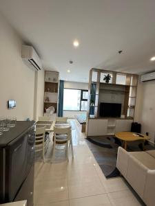 een keuken en een woonkamer met een bank en een tafel bij Nàng Homestay in Gia Lâm Pho