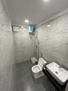 La salle de bains est pourvue de toilettes et d'un lavabo. dans l'établissement Villa De Jeff, à Pondichéry