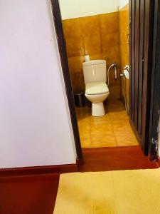 哈巴拉娜的住宿－Habarana INN，一间位于客房内的白色卫生间的浴室
