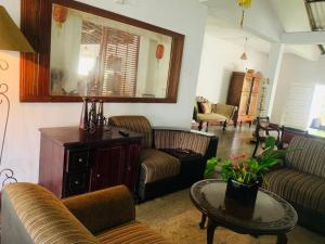 哈巴拉娜的住宿－Habarana INN，客厅配有两张沙发和一张桌子