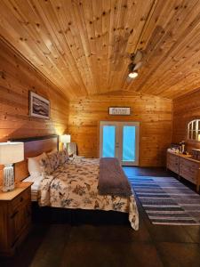 - une chambre avec un lit et un plafond en bois dans l'établissement Honey Bear Haven Suite 3, à Eureka Springs