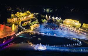 eine Luftansicht einer Stadt in der Nacht in der Unterkunft Hoi An Memories Resort & Spa in Hoi An