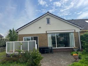 Casa con ventanas grandes y patio. en huize Louwra, en Egmond-Binnen