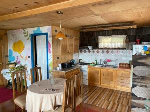 une cuisine avec une table et une salle à manger dans l'établissement Casa familiar Jocelyn, à Castro
