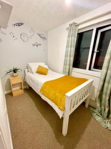 a small bedroom with a bed and a window at 2 Bed Flat Privite in Canada Water in London