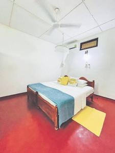 1 dormitorio con 1 cama en una habitación con alfombra roja en Habarana INN, en Habarana