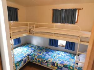 sypialnia z 2 łóżkami piętrowymi i łóżkiem w obiekcie Dylene Holiday Park w mieście Portarlington