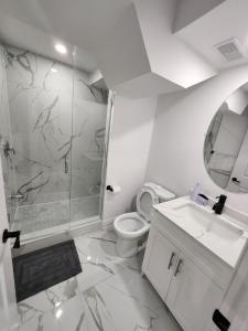 een badkamer met een douche, een toilet en een wastafel bij New Modern cozy room in Innisfil in Innisfil