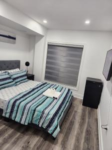 เตียงในห้องที่ New Modern cozy room in Innisfil