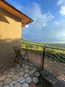 une chaise assise sur une terrasse avec vue sur l'océan dans l'établissement Cabaña San Agustín Etla, à San Agustín Etla