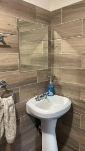 une salle de bain avec un lavabo blanc et un miroir dans l'établissement Cabaña San Agustín Etla, à San Agustín Etla